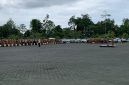  Wakil Bupati Mimika Emanuel Kemong sedang menyampaikan arahan kepada ASN dalam apel gabungan OPD di lapangan Kantor Pusat Pemerintahan (Puspem) Kabupaten Mimika, Senin (20/10/2025). (Foto: Galeri Papua/Ahmad)