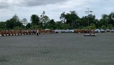  Wakil Bupati Mimika Emanuel Kemong sedang menyampaikan arahan kepada ASN dalam apel gabungan OPD di lapangan Kantor Pusat Pemerintahan (Puspem) Kabupaten Mimika, Senin (20/10/2025). (Foto: Galeri Papua/Ahmad)