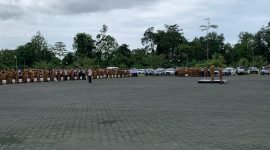  Wakil Bupati Mimika Emanuel Kemong sedang menyampaikan arahan kepada ASN dalam apel gabungan OPD di lapangan Kantor Pusat Pemerintahan (Puspem) Kabupaten Mimika, Senin (20/10/2025). (Foto: Galeri Papua/Ahmad)