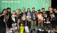 Rombongan TIFA Creative bersiap-siap menuju Tual, Maluku Tenggara. (Foto: Galeri Papua/Endy Langobelen)