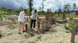 Kepala Disdukcapil Kabupaten Mimika, Slamet Sutejo bersama jajarannya meninjau salah satu TPU. (Foto: Istimewa/Dokumen Disdukcapil Kabupaten Mimika)