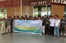Momen para pemain Tim Sepak Bola PPLPD berfoto bersama di terminal keberangkatan, Rabu (22/10/2025). (Foto: Galeri Papua/Ahmad)