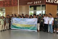 Momen para pemain Tim Sepak Bola PPLPD berfoto bersama di terminal keberangkatan, Rabu (22/10/2025). (Foto: Galeri Papua/Ahmad)