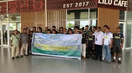 Momen para pemain Tim Sepak Bola PPLPD berfoto bersama di terminal keberangkatan, Rabu (22/10/2025). (Foto: Galeri Papua/Ahmad)