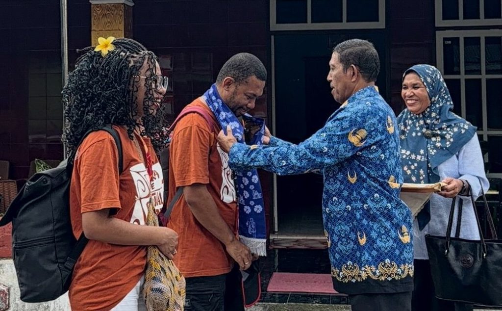 Kepala Desa Ohoililir, Yance Letsoin, menerima rombongan TIFA Creative. (Foto:Galeri Papua/Endy Langobelen)