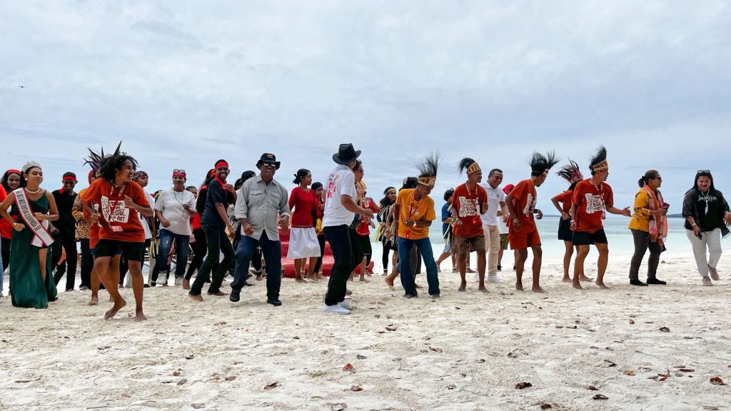 Penari TIFA Creative mengajak masyarakat Maluku Tenggara menari tarian seka bersama. (Foto: Galeri Papua/Endy Langobelen)