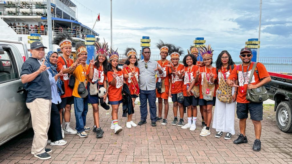 Foto bersama rombongan Tifa Creative dengan pihak Dinas Pariwisata Kabupaten Maluku Tenggara di Pelabuhan Tual. (Foto: Galeri Papua/Endy Langobelen)