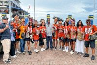 Foto bersama rombongan Tifa Creative dengan pihak Dinas Pariwisata Kabupaten Maluku Tenggara di Pelabuhan Tual. (Foto: Galeri Papua/Endy Langobelen)