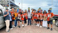 Foto bersama rombongan Tifa Creative dengan pihak Dinas Pariwisata Kabupaten Maluku Tenggara di Pelabuhan Tual. (Foto: Galeri Papua/Endy Langobelen)