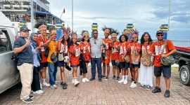 Foto bersama rombongan Tifa Creative dengan pihak Dinas Pariwisata Kabupaten Maluku Tenggara di Pelabuhan Tual. (Foto: Galeri Papua/Endy Langobelen)