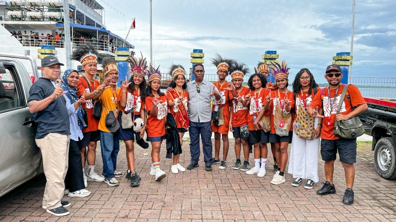 Foto bersama rombongan Tifa Creative dengan pihak Dinas Pariwisata Kabupaten Maluku Tenggara di Pelabuhan Tual. (Foto: Galeri Papua/Endy Langobelen)