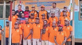 Foto bersama pada pembukaan sosialisasi KIE yang berlangsung di Distrik Amar, Mimika, Papua Tengah, Jumat, 10 Oktober 2025. (Foto: BPBD Kabupaten Mimika)