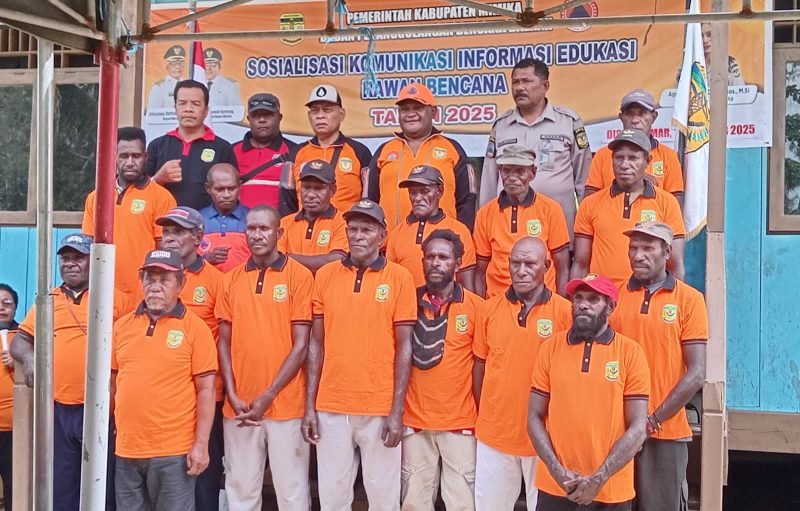 Foto bersama pada pembukaan sosialisasi KIE yang berlangsung di Distrik Amar, Mimika, Papua Tengah, Jumat, 10 Oktober 2025. (Foto: BPBD Kabupaten Mimika)