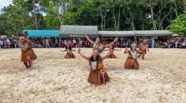 TIFA Creative menarikan tarian Pangkur Sagu dalam acara Festival Pesona Meti Kei 2025. (Foto: Galeri Papua/Endy Langobelen)
