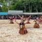 TIFA Creative menarikan tarian Pangkur Sagu dalam acara Festival Pesona Meti Kei 2025. (Foto: Galeri Papua/Endy Langobelen)
