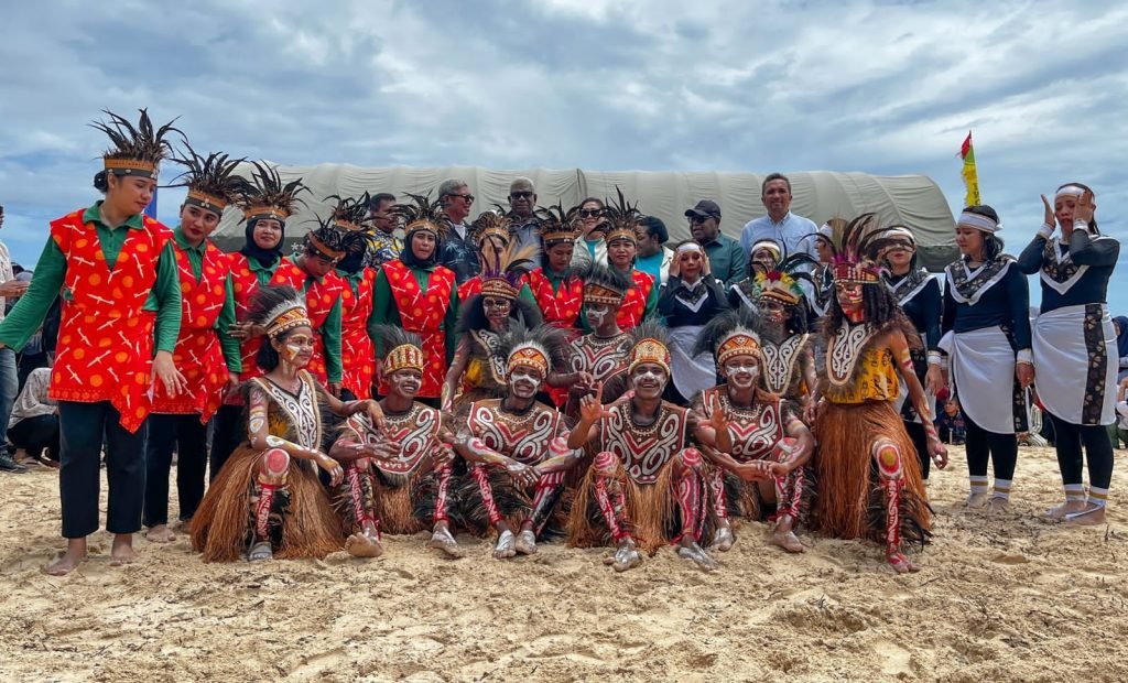 Foto bersama TIFA Creative, masyarakat Maluku Tenggara, dan Pimpinan Daerah dari Mimika dan Maluku Tenggara. (Foto: Galeri Papua/Endy Langobelen)