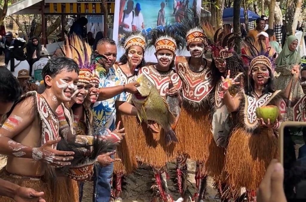 Foto bersama TIFA Creative dengan masyarakat Maluku Tenggara. (Foto: Galeri Papua/Endy Langobelen)