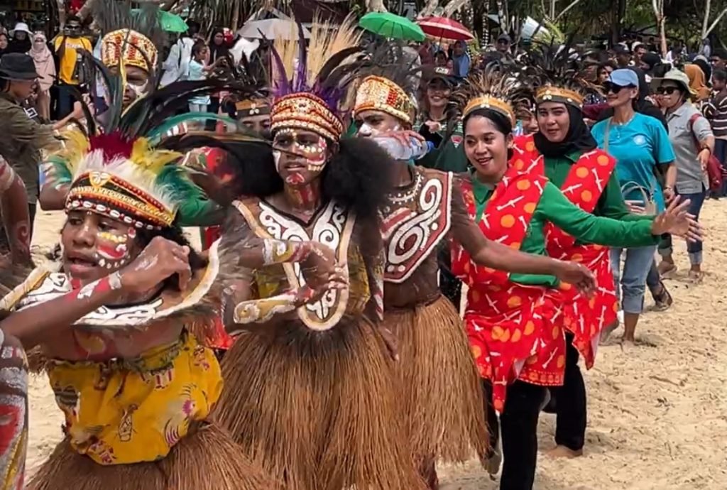 TIFA Creative menarikan tarian seka bersama masyarakat Maluku Tenggara. (Foto: Galeri Papua/Endy Langobelen)