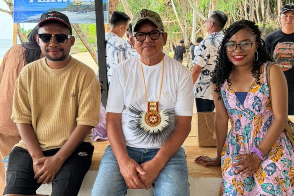 Dari kiri, Art Director TIFA Creative, Alfo Smith; Bupati Maluku Tenggara, Muhammad Thaher Hanubun; dan Ketua Umum TIFA Creative, Dina Merani. (Foto: Galeri Papua/Endy Langobelen)
