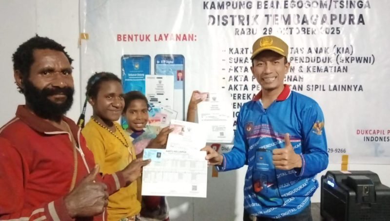 Kepala Disdukcapil Kabupaten Mimika, Slamet Sutejo, menyerahkan dokumen administrasi kependudukan kepada perwakilan masyarakat. (Foto: Disdukcapil Kabupaten Mimika)