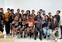 Foto bersama TIFA Creative dengan pihak kampus STIS Mutiara Tual usai pertemuan. (Foto: Galeri Papua/Endy Langobelen)