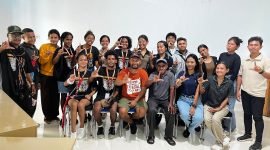 Foto bersama TIFA Creative dengan pihak kampus STIS Mutiara Tual usai pertemuan. (Foto: Galeri Papua/Endy Langobelen)