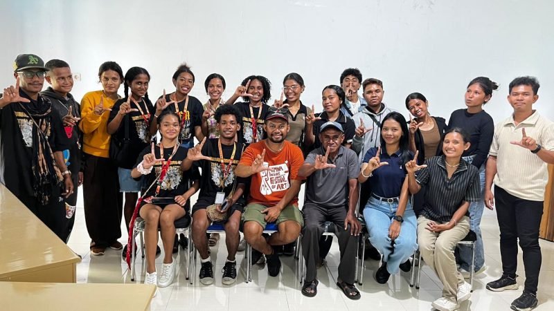 Foto bersama TIFA Creative dengan pihak kampus STIS Mutiara Tual usai pertemuan. (Foto: Galeri Papua/Endy Langobelen)