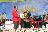 PT Freeport Indonesia menyerahkan bantuan secara simbolis untuk Yayasan Pendidikan Kristen (YPK) Gereja Kristen Injili (GKI) di Wasior, Kabupaten Teluk Wondama, Papua Barat. (Foto: Istimewa/Dokumen PTFI)