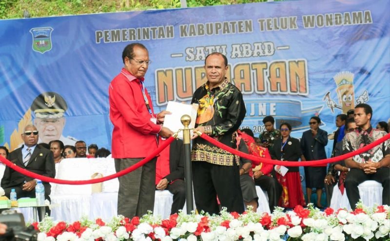 PT Freeport Indonesia menyerahkan bantuan secara simbolis untuk Yayasan Pendidikan Kristen (YPK) Gereja Kristen Injili (GKI) di Wasior, Kabupaten Teluk Wondama, Papua Barat. (Foto: Istimewa/Dokumen PTFI)