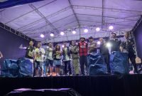 Foto bersama Vvespapua pada seremoni pembukaan event Noken Scooterist Papua (NSP) ke-IX di pelataran Graha Eme Neme Yauware, Sabtu malam (1/11/2025), (Foto: Galeri Papua/Darno Islami)