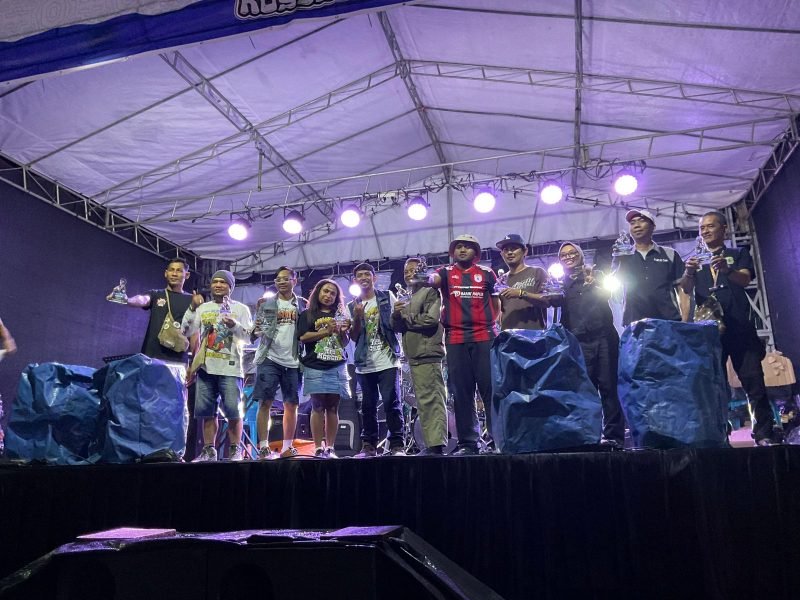 Foto bersama Vvespapua pada seremoni pembukaan event Noken Scooterist Papua (NSP) ke-IX di pelataran Graha Eme Neme Yauware, Sabtu malam (1/11/2025), (Foto: Galeri Papua/Darno Islami)