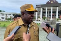 Pj Sekda Mimika, Abraham Kateyau saat diwawancarai wartawan di lapangan Kantor Puspem Kabupaten Mimika, Senin (3/11/2025). (Foto: Galeri Papua/Ahmad)