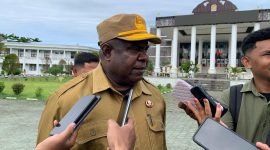 Pj Sekda Mimika, Abraham Kateyau saat diwawancarai wartawan di lapangan Kantor Puspem Kabupaten Mimika, Senin (3/11/2025). (Foto: Galeri Papua/Ahmad)