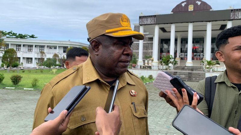 Pj Sekda Mimika, Abraham Kateyau saat diwawancarai wartawan di lapangan Kantor Puspem Kabupaten Mimika, Senin (3/11/2025). (Foto: Galeri Papua/Ahmad)