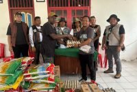 Momen pembagian bahan makanan secara simbolis oleh Ketua Panitia NSP, Taufiq Hidayat dan diterima oleh Kepala Kampung Pigapu. (Foto: Istimewa)