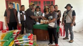 Momen pembagian bahan makanan secara simbolis oleh Ketua Panitia NSP, Taufiq Hidayat dan diterima oleh Kepala Kampung Pigapu. (Foto: Istimewa)