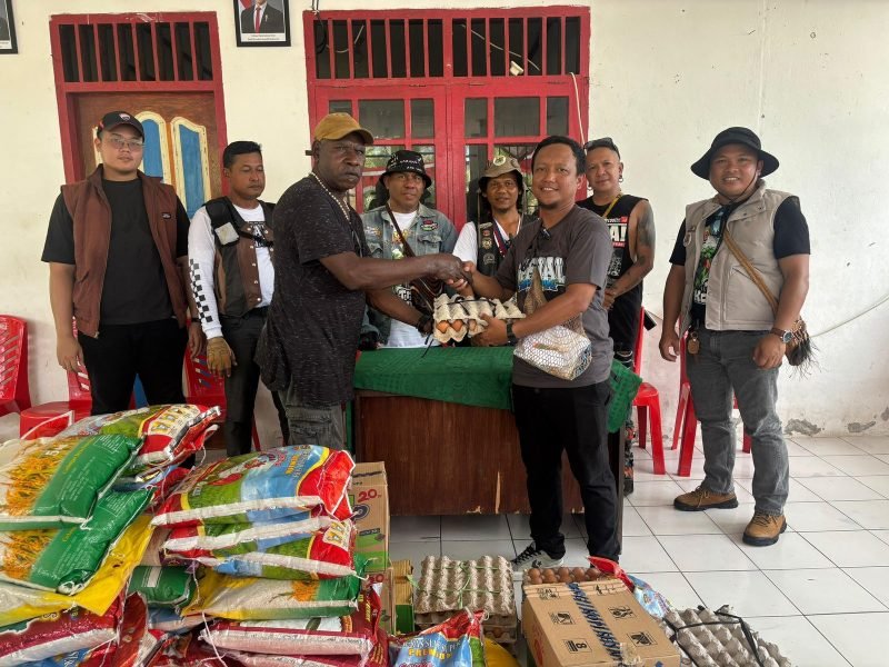 Momen pembagian bahan makanan secara simbolis oleh Ketua Panitia NSP, Taufiq Hidayat dan diterima oleh Kepala Kampung Pigapu. (Foto: Istimewa)