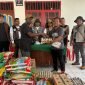 Momen pembagian bahan makanan secara simbolis oleh Ketua Panitia NSP, Taufiq Hidayat dan diterima oleh Kepala Kampung Pigapu. (Foto: Istimewa)