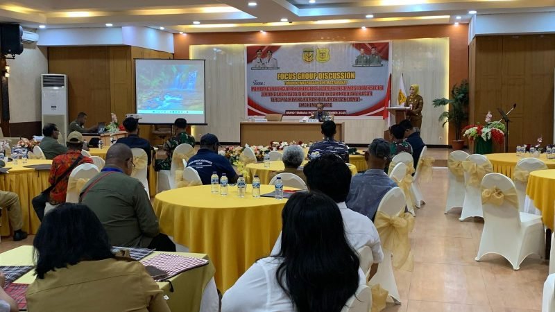 Suasana pelaksanaan FGD yang dilaksanakan oleh FKDM Mimika di ruang serbaguna Grand Tembaga Hotel Timika, Selasa (4/11/2025). (Foto: Galeri Papua/Ahmad)
