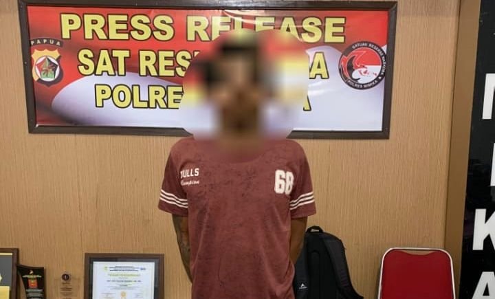 Pelaku yang berhasil diamankan polisi ke Mapolres Mimika, di Jalan Agimuga, Mile 32, Distrik Kuala Kencana, Mimika, Papua Tengah, Kamis (6/11/2025). (Foto: Istimewa/Humas Polres Mimika)