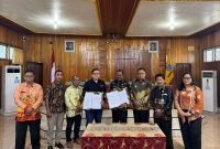  PTFI bersama Pemkab Nabire usai menandatangani Perjanjian Kerja Sama (PKS) PASTI-Papua untuk implementasi Program di Kantor Bupati Nabire, Papua Tengah. (Foto: Istimewa/Dokumen PTFI)