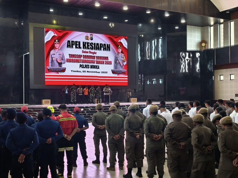 Suasana apel siaga Bencana Hidrometrologi di Graha Eme Neme Yauware, Rabu (5/11/2025). (Foto: Istimewa/Humas Polres Mimika)