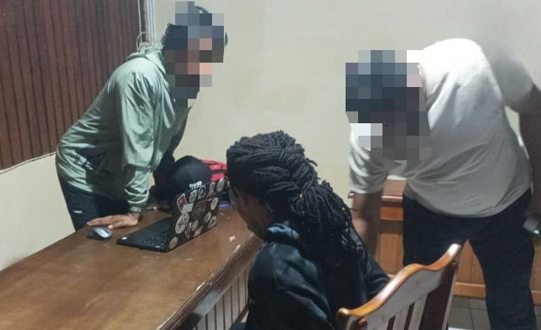 Jayainus Pogau alias Supi Pogau, yang mengakui dirinya sebagai Komandan Batalyon Hetobia Kodap III Nduga di bawah pimpinan Aibon Kogoya, sedang diperiksa secara intensif oleh aparat kepolisian. (Foto: Istimewa/Satgas Humas ODC)