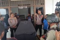Penyerahan jenazah Komandan Batalyon Semut Merah KKB Yahukimo, Lipet Sobolim alias Cocor Sobolim alias Junior Bocor Sobolim, kepada pihak keluarga. (Foto: Istimewa/Satgas Humas ODC)