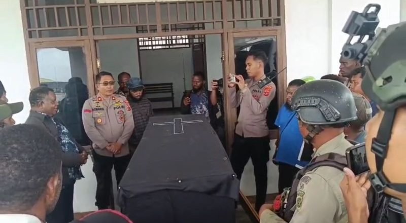 Penyerahan jenazah Komandan Batalyon Semut Merah KKB Yahukimo, Lipet Sobolim alias Cocor Sobolim alias Junior Bocor Sobolim, kepada pihak keluarga. (Foto: Istimewa/Satgas Humas ODC)