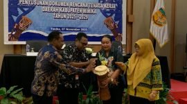 Momen pembukaan FGD penyusunan rencana tenaga kerja di Ballroom Swiss-Bellin Hotel Timika, Jumat (7/11/2025). (Foto: Galeri Papua/Ahmad)