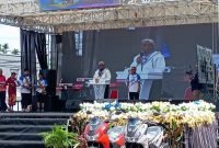 Bupati Mimika dalam amanatnya pada pembukaan Gebyar Sadar Pajak Daerah 2025 di Halaman Kantor Bapenda Kabupaten Mimika, Sabtu (8/11/2025). (Foto: Galeri Papua/Ahmad)