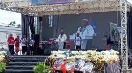 Bupati Mimika dalam amanatnya pada pembukaan Gebyar Sadar Pajak Daerah 2025 di Halaman Kantor Bapenda Kabupaten Mimika, Sabtu (8/11/2025). (Foto: Galeri Papua/Ahmad)
