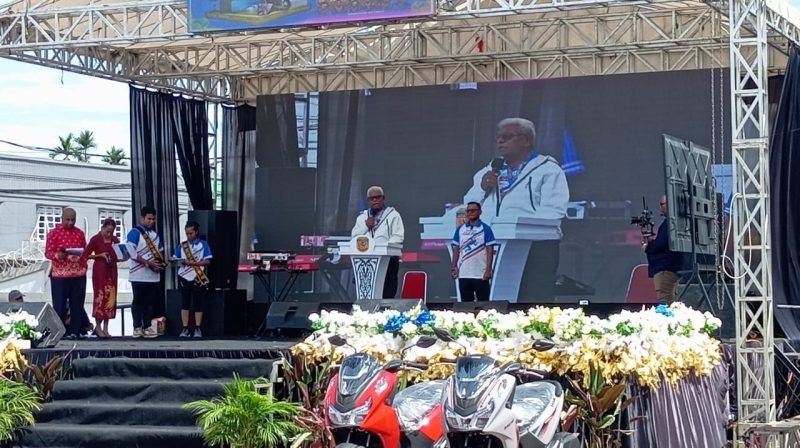Bupati Mimika dalam amanatnya pada pembukaan Gebyar Sadar Pajak Daerah 2025 di Halaman Kantor Bapenda Kabupaten Mimika, Sabtu (8/11/2025). (Foto: Galeri Papua/Ahmad)