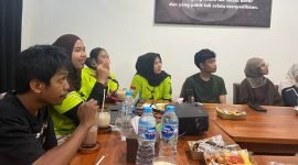 Suasana pemaparan materi oleh narasumber dalam kegiatan temu relawan baru, di Rest Area Café, Minggu (9/11/2025). (Foto: Istimewa)